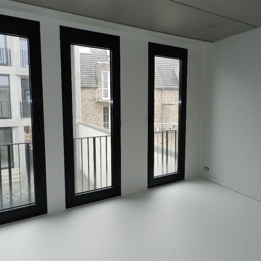 Exclusieve moderne woning met gemeenschappelijke binnentuin en ondergrondse autostaanplaats. - Photo 1