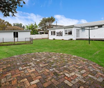 Luxurious Coastal Living in Kiama Heights - Photo 3