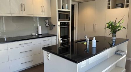Spacious home on illustrious Cotter Avenue - Photo 3