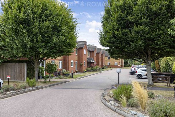 1 Bedroom Apartment, Royston Court – Hinchley Wood - Photo 1