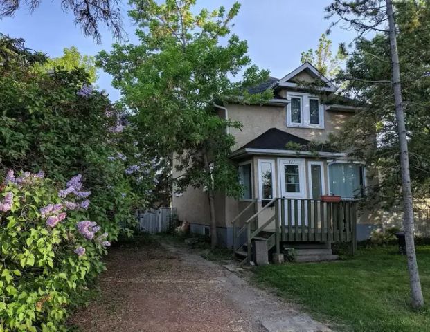 Bright Inner City Home w/ Huge Yard, Double Garage with Workshop & Driveway. | Calgary - Photo 1