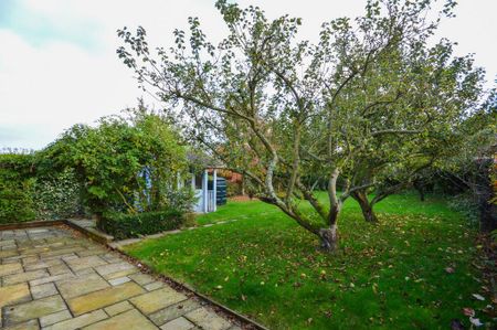 5 bedroom detached house to rent - Photo 4