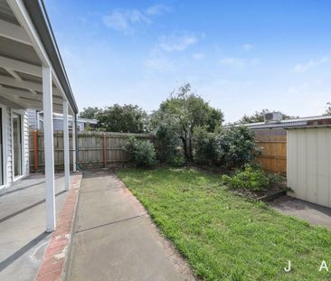 Well Presented and Perfectically Positioned 3-Bedroom Family Home - Photo 6