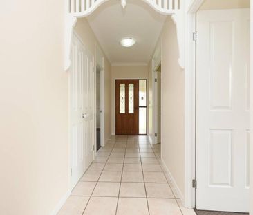 Refurbished Cottage - Airconditoned - Side Access - Corner Block - Photo 6
