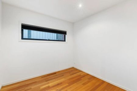 “Parkside Oasis - Fully Fenced and Pet Friendly” - Photo 4