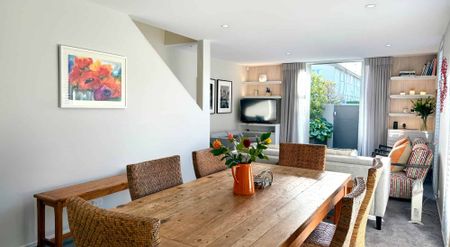 FULLY FURNISHED BEAUTIFULLY STYLED TOWNHOUSE IN PRIME LOCATION! - Photo 3