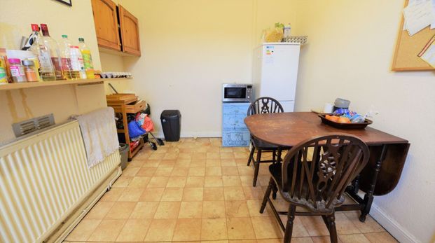 2 bedroom Flat in Brudenell Grove, Leeds - Photo 1