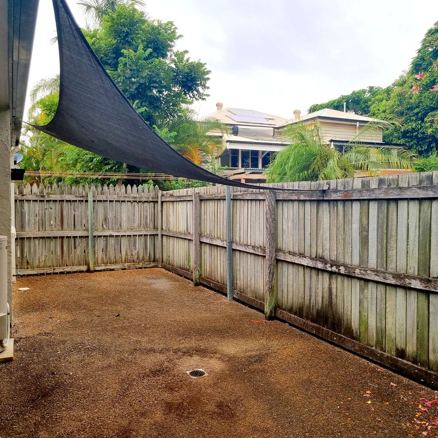 :: CHARMING UNIT IN THE HEART OF THE BUNDABERG WEST PRECINCT - Photo 1