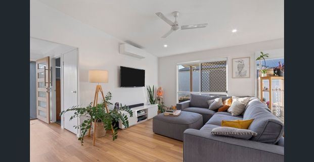 STUNNING MODERN HOME IN BEAUTIFUL PIMPAMA LOCATION - Photo 1