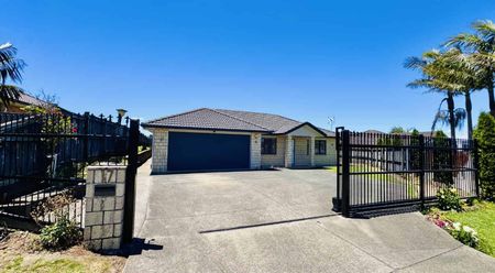 Spacious 4-Bedroom Home with Study in a Prime Location! - Photo 4