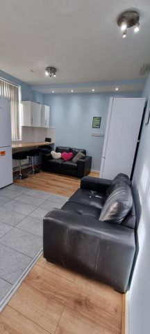 6 bedroom terraced house to rent - Photo 4