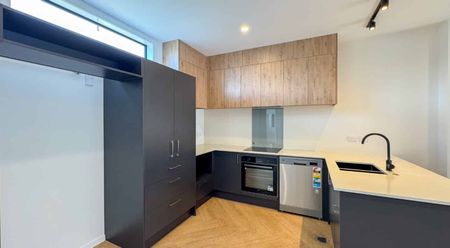 Four bedrooms, low maintenance near new home - Photo 5