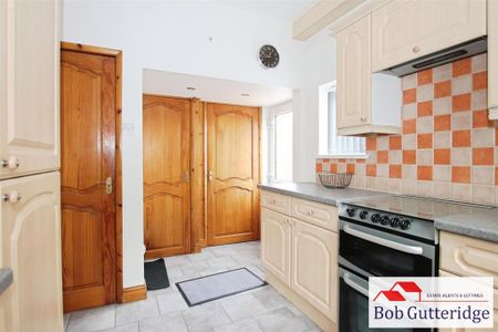 3 bedroom semi-detached house to rent - Photo 3