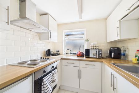 2 bedroom Flat in Queen Street, Berkshire - Photo 3