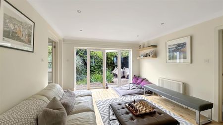 5 Bedroom House - Photo 4