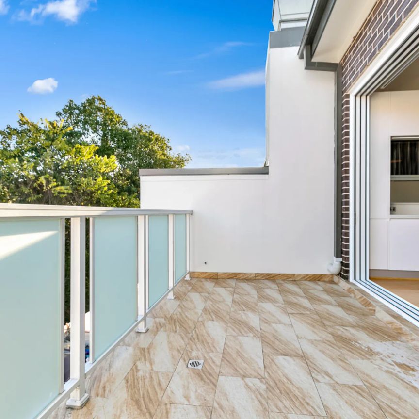 A STUNNING AND SPACIOUS MODERN SPLIT LEVEL APARTMENT - Photo 1