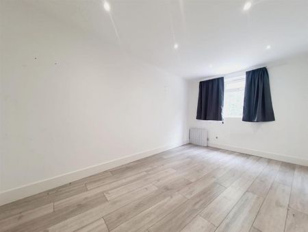 8 bedroom end of terrace house to rent - Photo 4