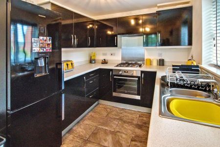 3 bedroom semi-detached house to rent - Photo 3