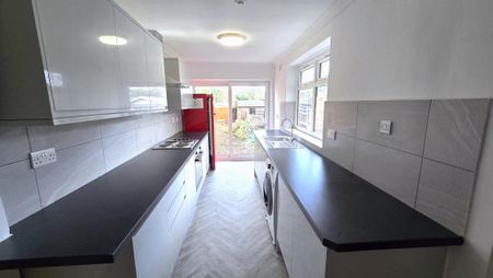 3 bedroom semi-detached house to rent - Photo 5