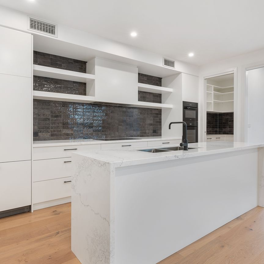 Stylish Three-Bedroom Townhouse in the Heart of Griffith! - Photo 1