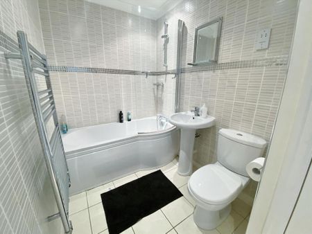 2 bedroom flat to rent - Photo 2