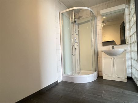 Jolie maison rénovée avec cour au centre du village - Photo 5