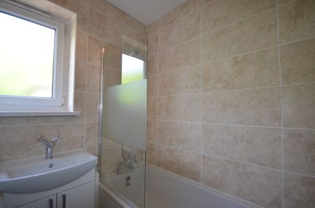 Flat to rent - Wricklemarsh Road, London, SE3 - Photo 5