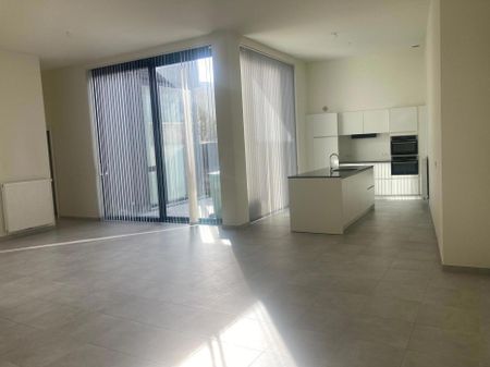 Nieuwbouwappartement op het gelijkvloers met 2 slaapkamers en ondergrondse autostaanplaats - Photo 4