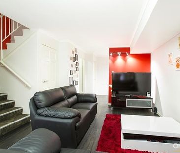 Fully Renovated Townhouse - Photo 2