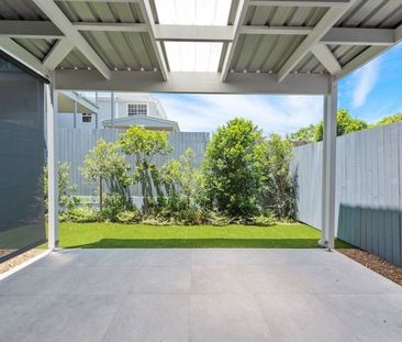 Luxurious freestanding three-bedroom home in prime suburb! - Photo 2