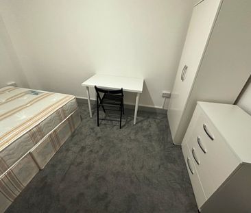 Room in a Shared House, Abercrombie House, W12 - Photo 4