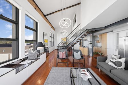 Spacious Top-Floor Four Bedroom Apartment - Photo 3