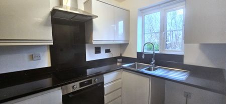 2 bedroom mid terrace to let - Photo 2