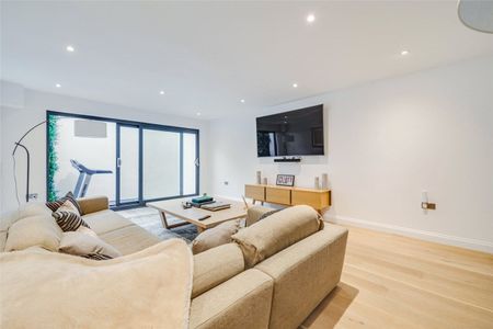An immaculate recently refurbished five bedroom family home in prime location of Parsons Green. EPC rating C. - Photo 5