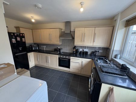 Clarewood Grove, Clifton, Nottingham - Photo 2