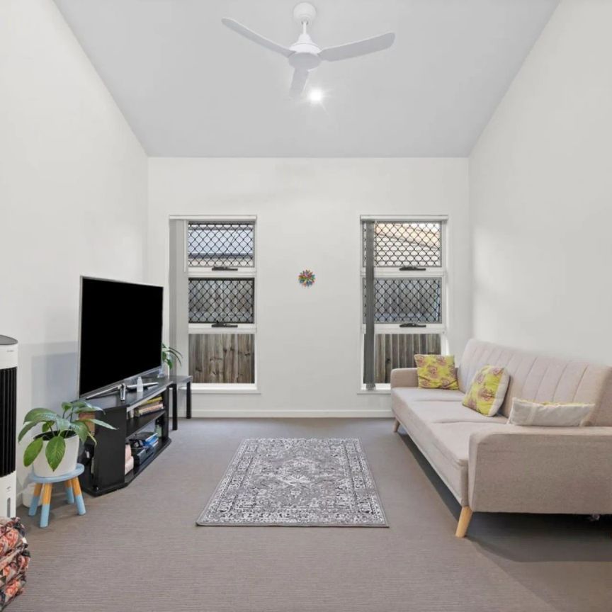 Spacious Contemporary Home - Photo 1