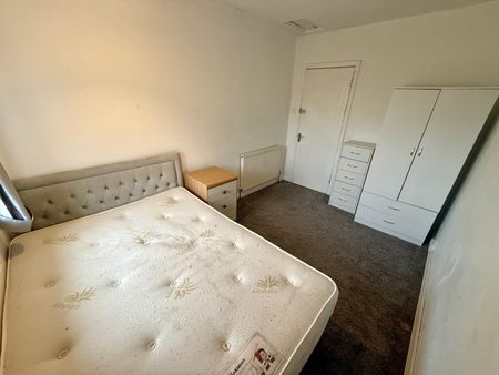 4 bedroom semi-detached house to rent - Photo 4