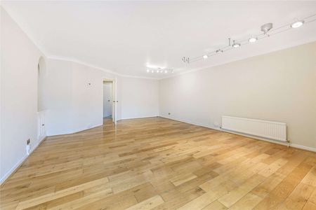 A bright and spacious , newly redecorated 2 bedroom, 2 bathroom apartment with parking and concierge. - Photo 2