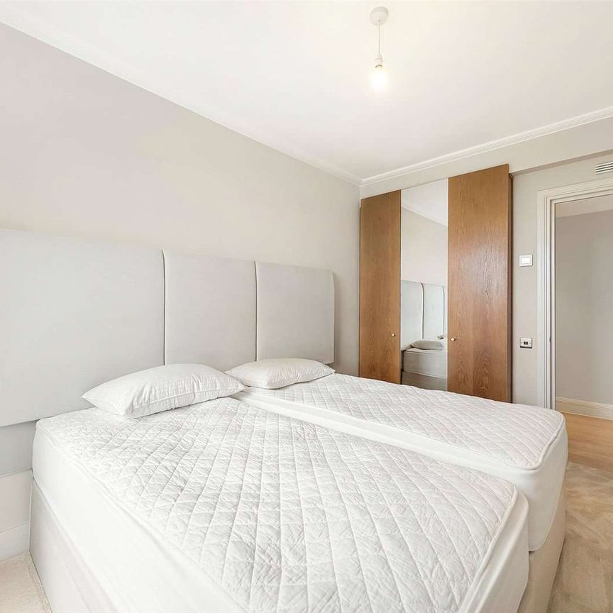 Impressive three bedroom apartment in the heart of St. John's Wood - Photo 1