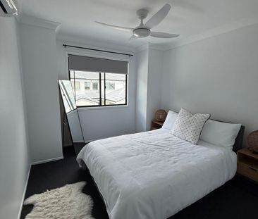 Quiet & secure end townhouse in sought after estate in central Robina - Photo 3