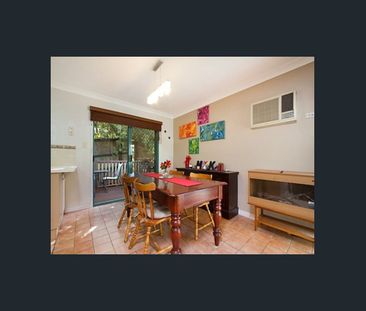 Rare 3 bedrooms + 2 bathrooms and double garage - Photo 2