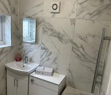 4 bedroom semi-detached house to rent - Photo 2