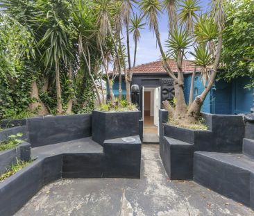 Classic two bedroom house with courtyard! - Photo 1