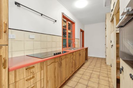 PERFECTLY SITUATED FAMILY HOME - Photo 4