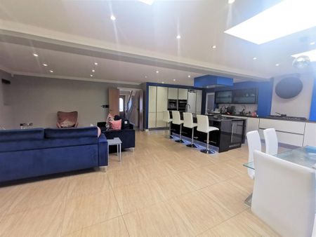 5 bedroom detached house to rent - Photo 3