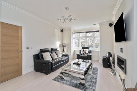 5 bed detached house to rent in Avenue Road, Dorridge, Solihull - Photo 3