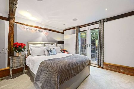 SHORT TERM LET. Stunning grade II listed detached barn in wonderful grounds of about 4 acres. - Photo 5