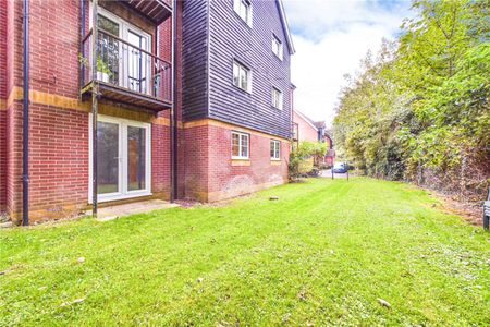 Gould Close, Newbury, Berkshire, RG14 - Photo 5
