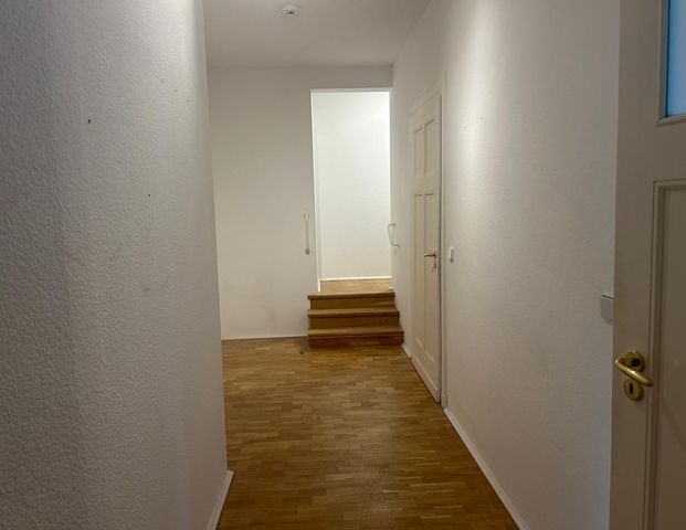 Frisch renovierte Hochparterrewohnung mit Parkett und Gartennutzung möglich! - Photo 1