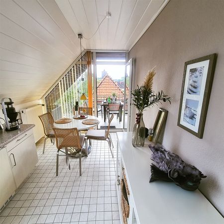 Gemütliche 2-Zimmer-Dachgeschosswohnung mit Balkon und Einbauküche - Photo 5